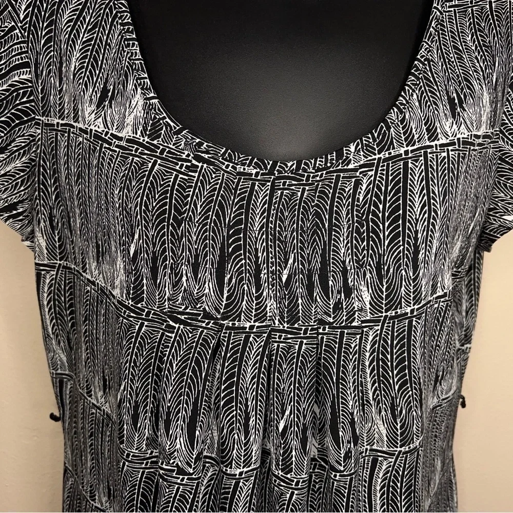 SMALL EAST 5th BLACK WHITE SHORT SLEEVE TOP FEATHER PRINT STRETCH